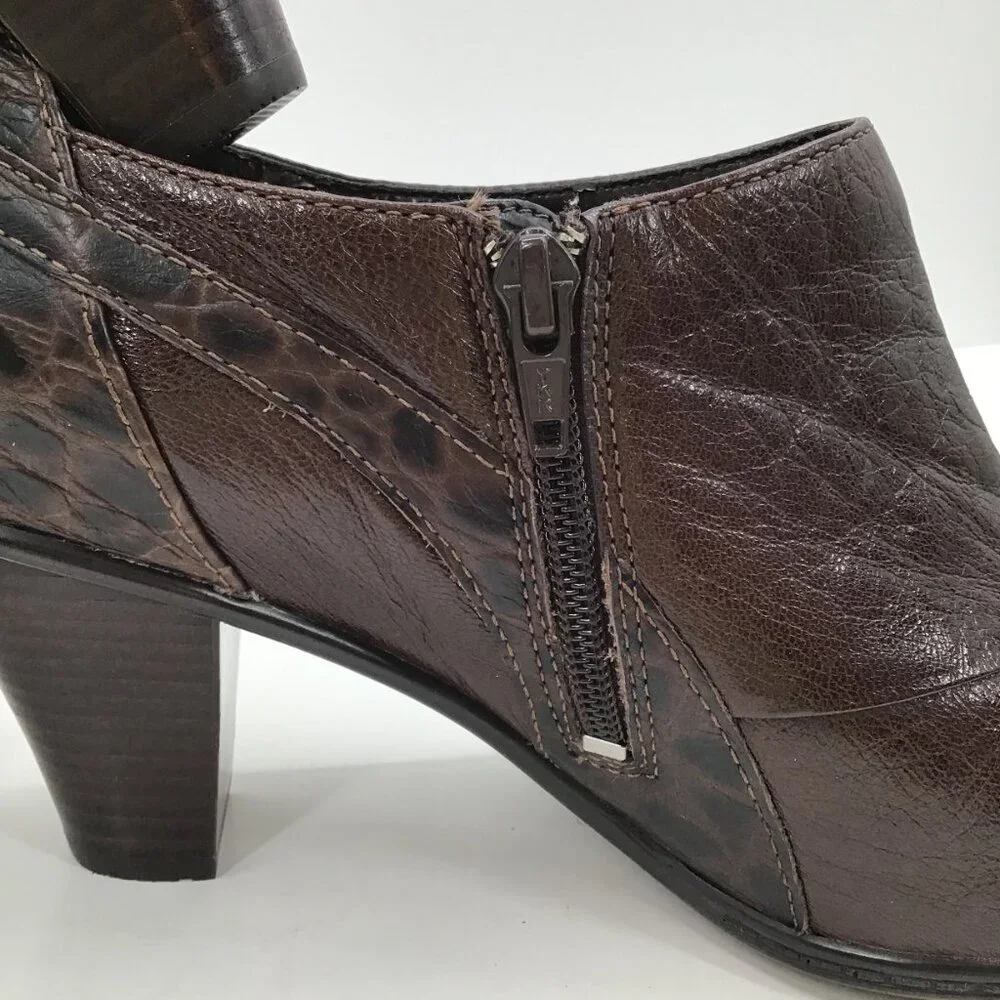 Women's 10M Clarks Bendables Dark Brown Leather Ankle Booties Boots Heels